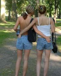 Sehr hübsche Zwillingsschwestern - Getragene Waesche - Deutschland